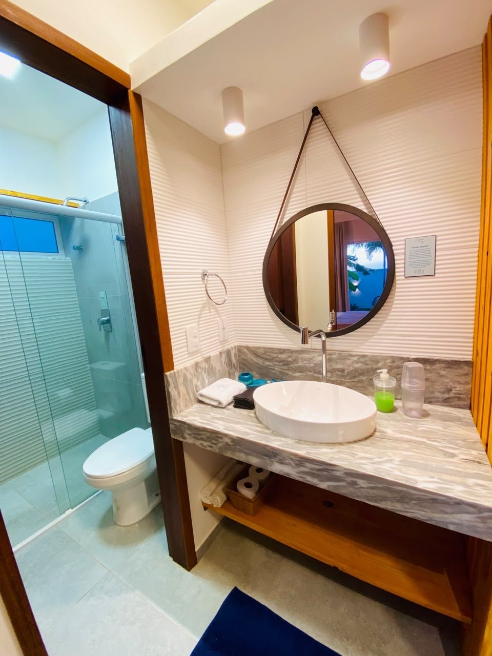 Banheiro do chalé com box de vidro e bancada